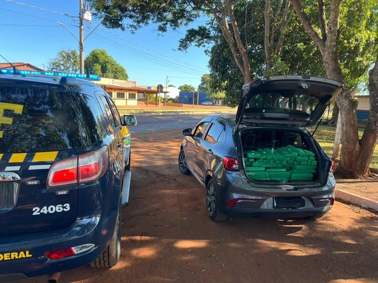 PRF apreende 355 Kg de maconha e recupera carro roubado em Maracaju