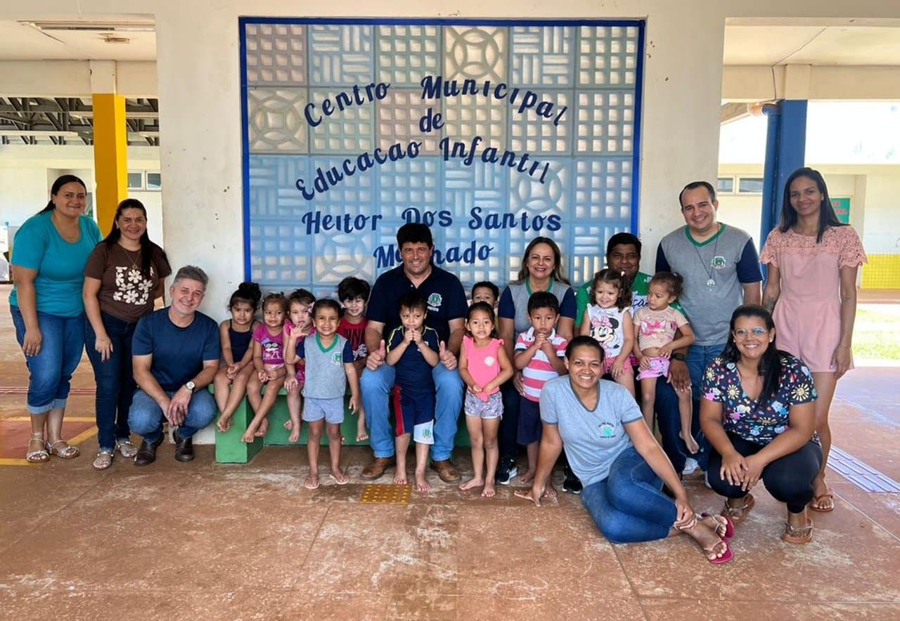 Prefeito vistoria instalação de aparelhos de ar-condicionado no CMEI Heitor dos Santos Machado