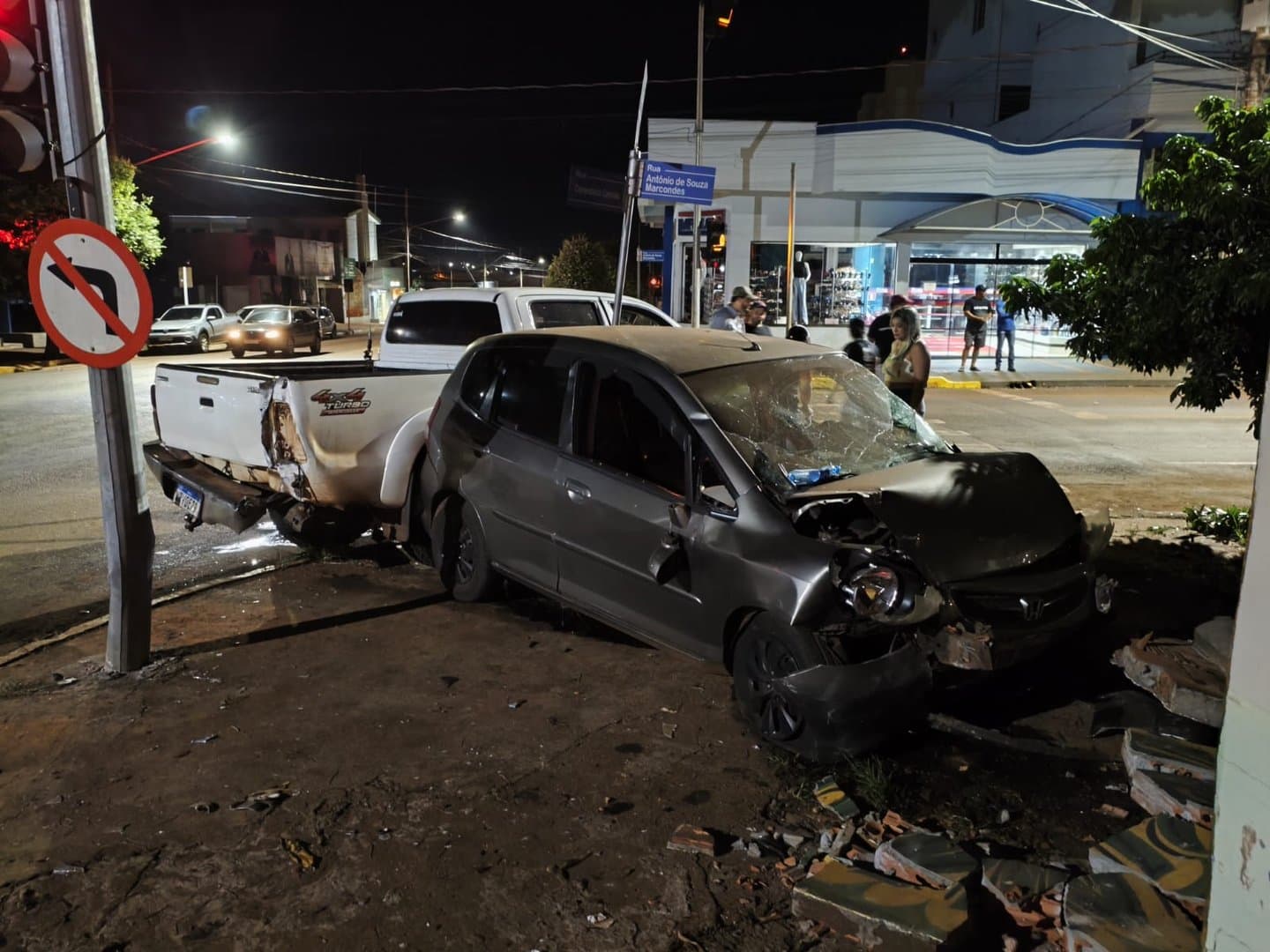 Em Maracaju, colisão entre dois carros deixa três jovens feridos e mobiliza Corpo de Bombeiros