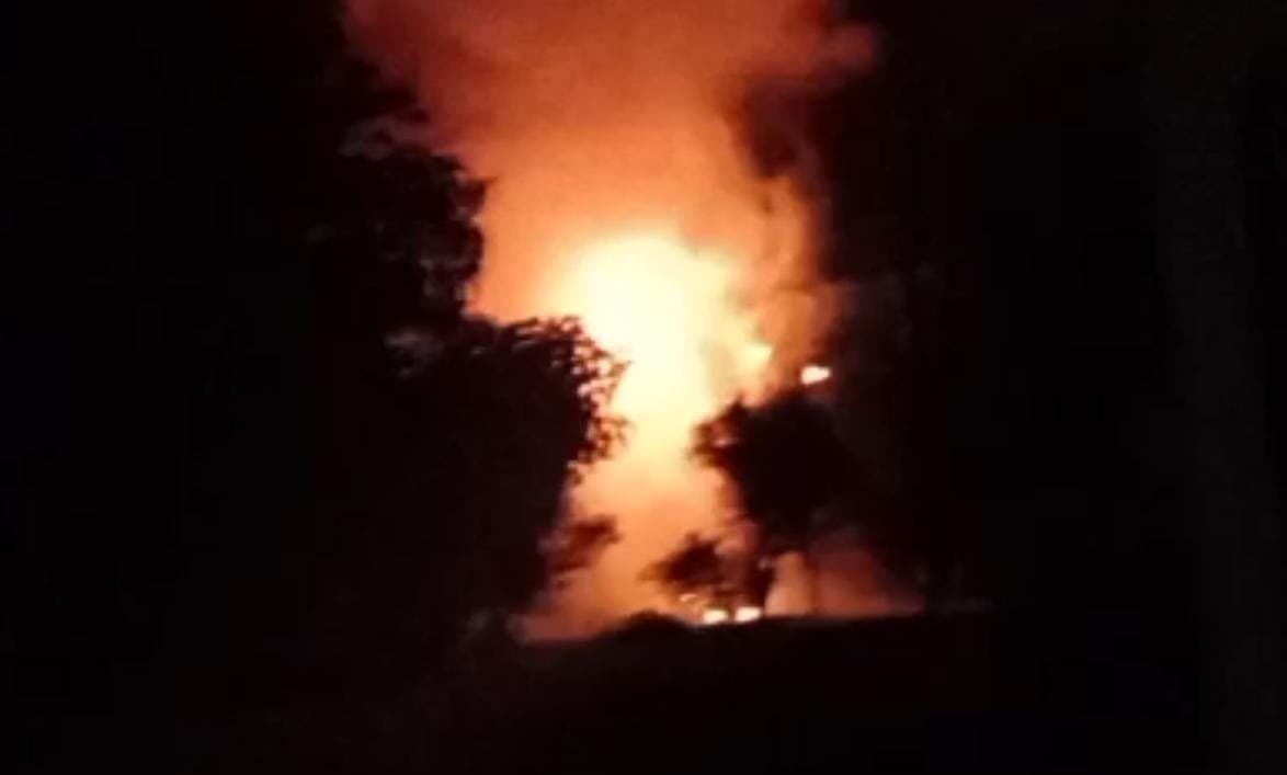 Transformador pega fogo e falta de energia revolta moradores do Assentamento Alambari