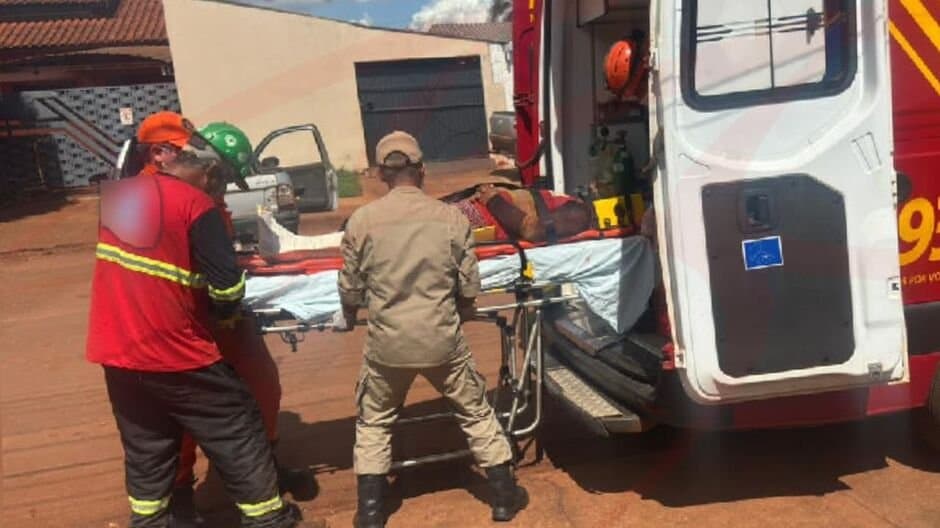 Trabalhador é socorrido com ferimentos graves após ser esmagado por retroescavadeira em Maracaju