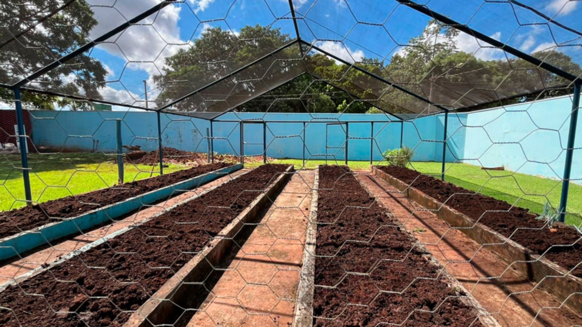 Prefeitura fortalece horta da APAE com doação de adubo e apoio técnico para o preparo do solo