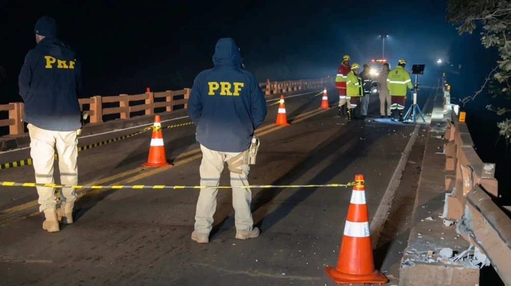 Em Rio Brilhante, caminhão despenca de ponte na BR-163 e motorista desaparece no Rio Vacaria