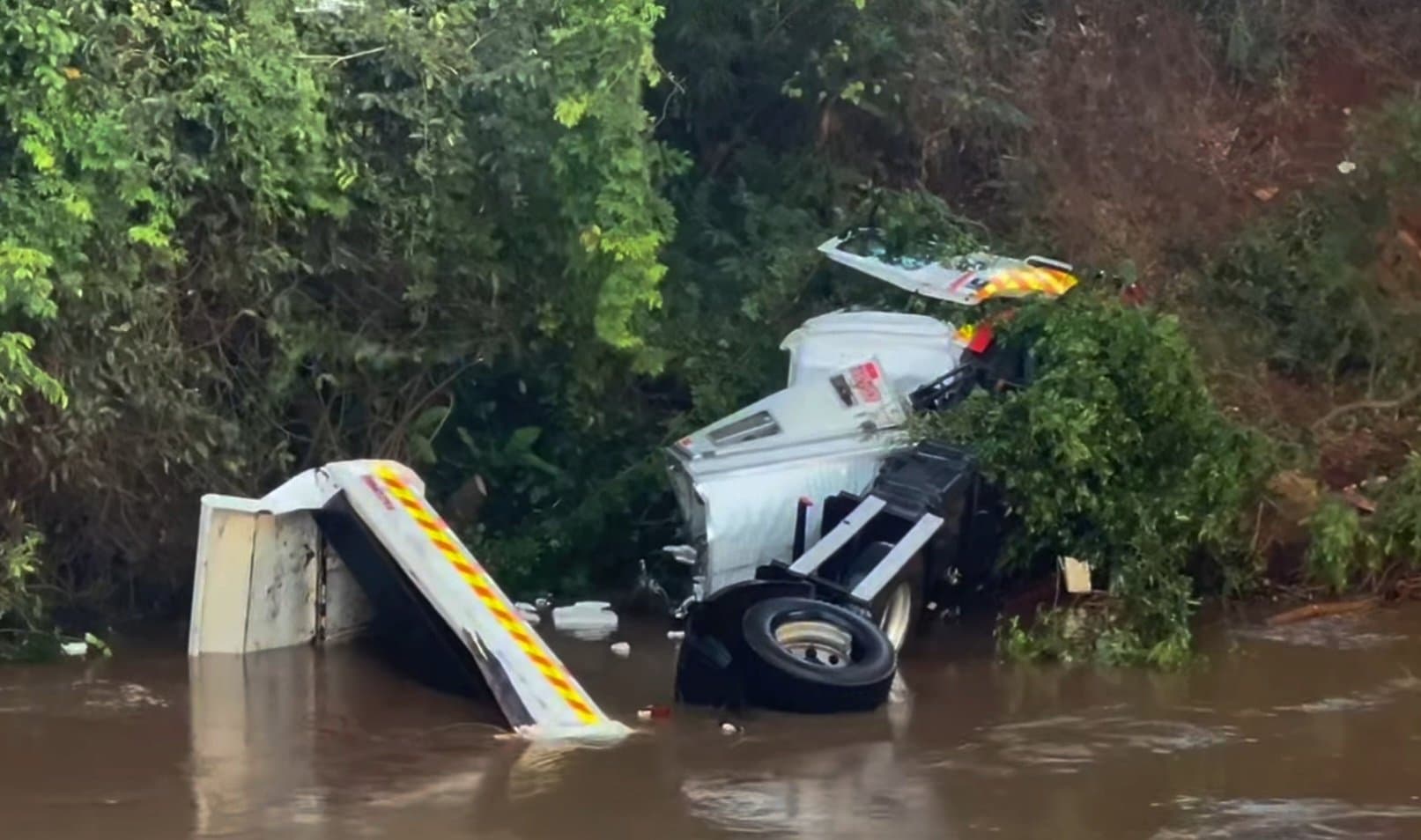 Corpo de motorista é encontrado preso às ferragens e caminhão é retirado do rio Vacaria em Rio Brilhante