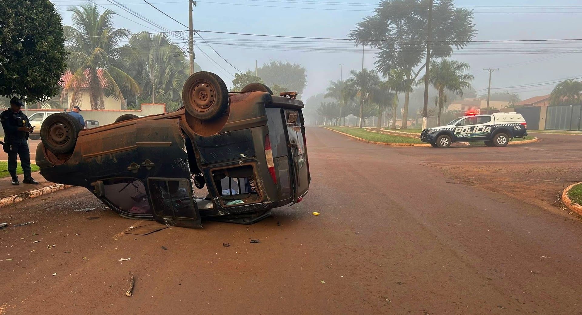 Fiat Doblò tomba após colisão com Renault Sandero em cruzamento no centro de Sidrolândia