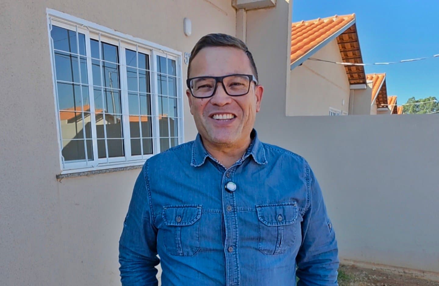 Everton Magno, um dos corretores de imóveis que comercializa as residências.