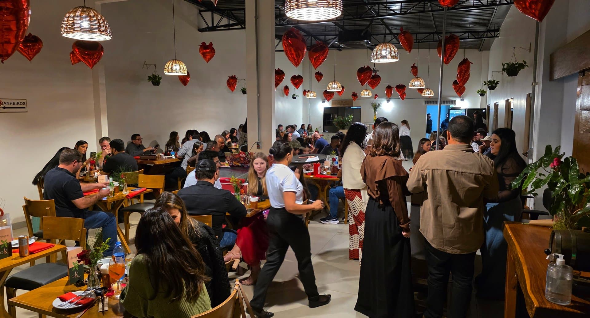 Restaurante Ki Delícia celebra Dia dos Namorados com casa cheia, música ao vivo e buffet especial