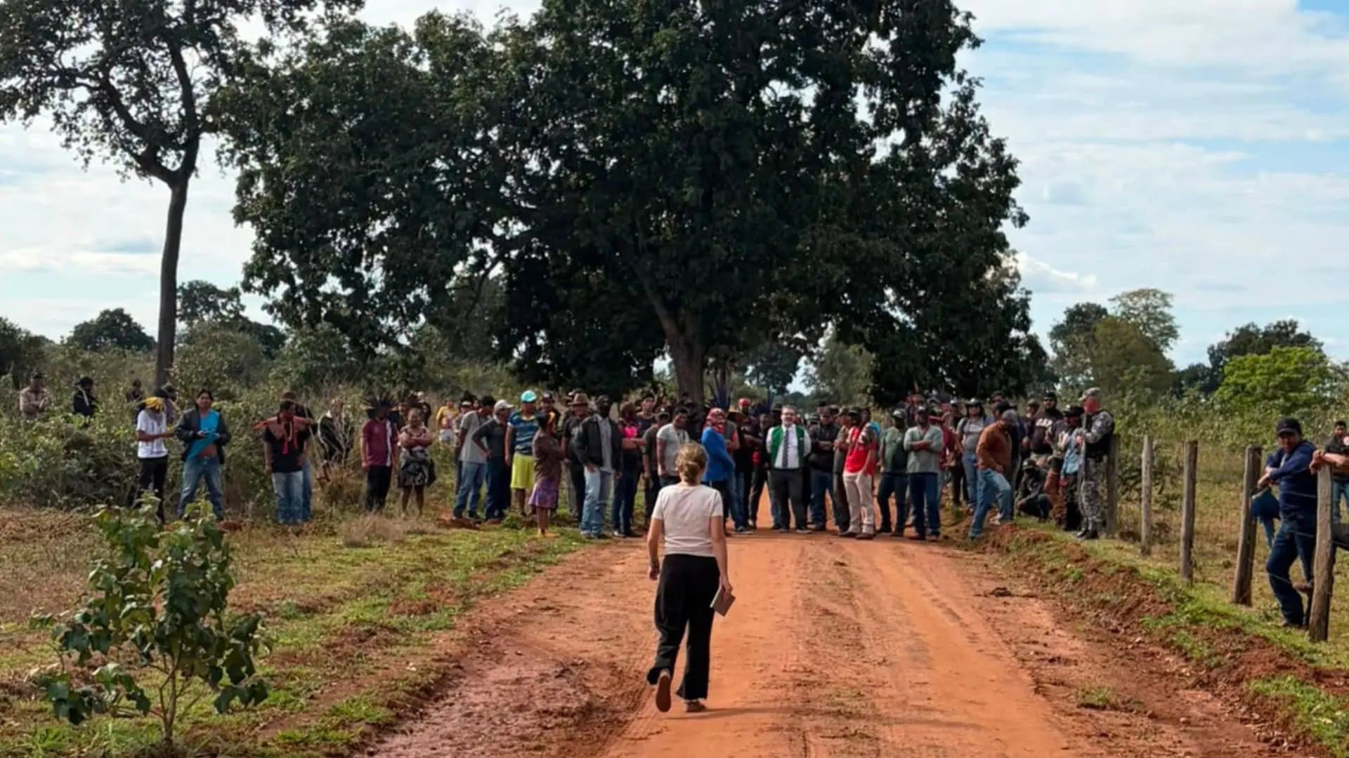 Em meio a conflito por terras em Sidrolândia, indígenas bloqueiam estrada vicinal e se reúnem com a Funai