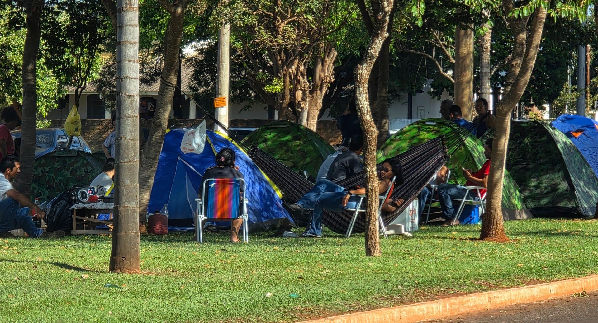 Em Sidrolândia, famílias montam acampamentos em frente à Câmara para aguardar cadastramento para lotes do Incra 