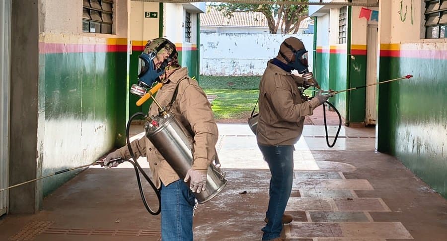 Prefeitura intensifica combate ao Aedes aegypti com borrifação preventiva nas escolas durante as férias