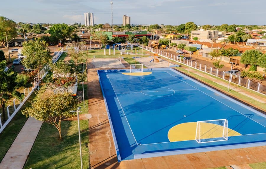 Praça Valmor Mari reabre com quadras, playground e espaço de convivência revitalizados para a população