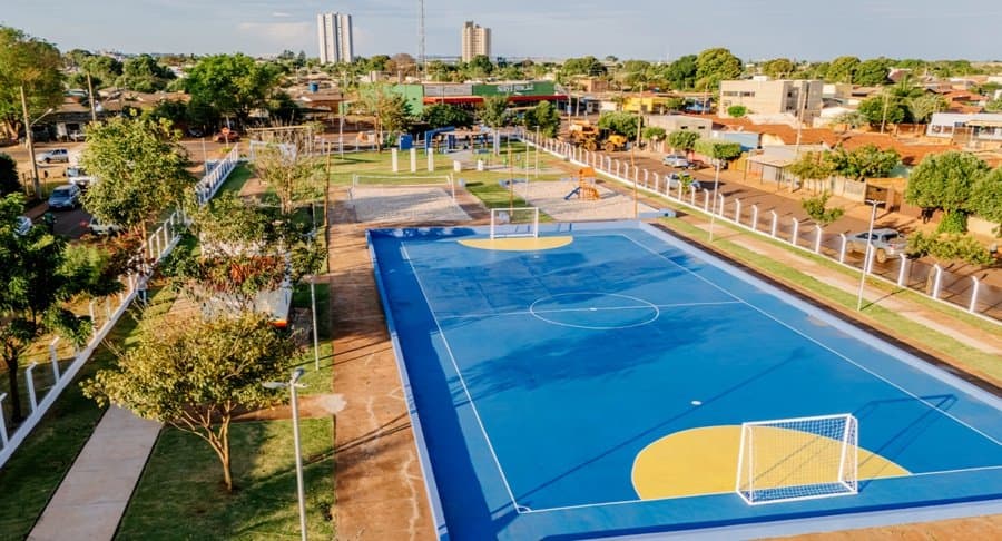 Praça Valmor Mari reabre com quadras, playground e espaço de convivência revitalizados para a população