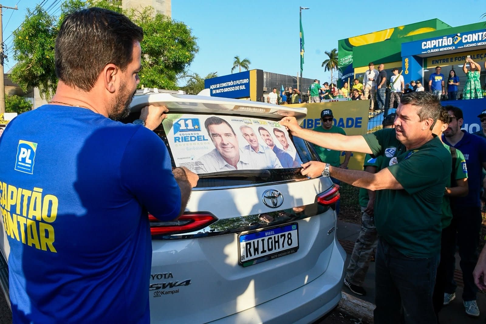 Riedel participa do adesivaço de Capitão Contar e inaugura QG de voluntários de Flávio Bolsonaro em Campo Grande