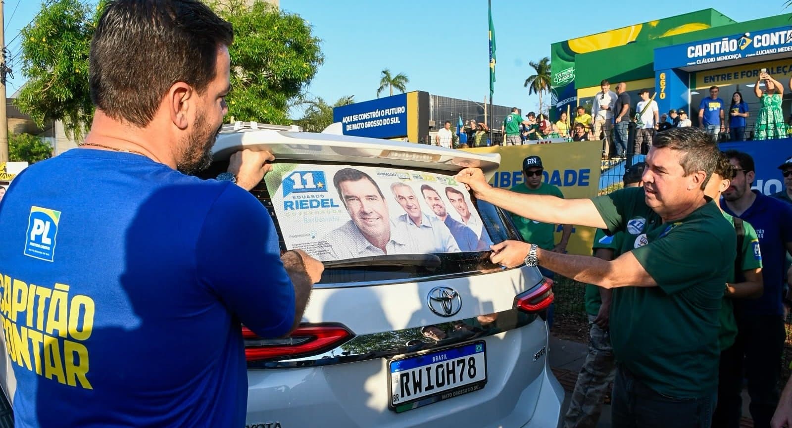 Riedel participa do adesivaço de Capitão Contar e inaugura QG de voluntários de Flávio Bolsonaro em Campo Grande