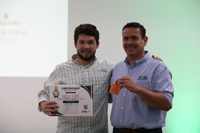 Davi Caminha, da Agropecuária Santa Sofia, recebendo o Certificado The Best Choice Aval 2026.