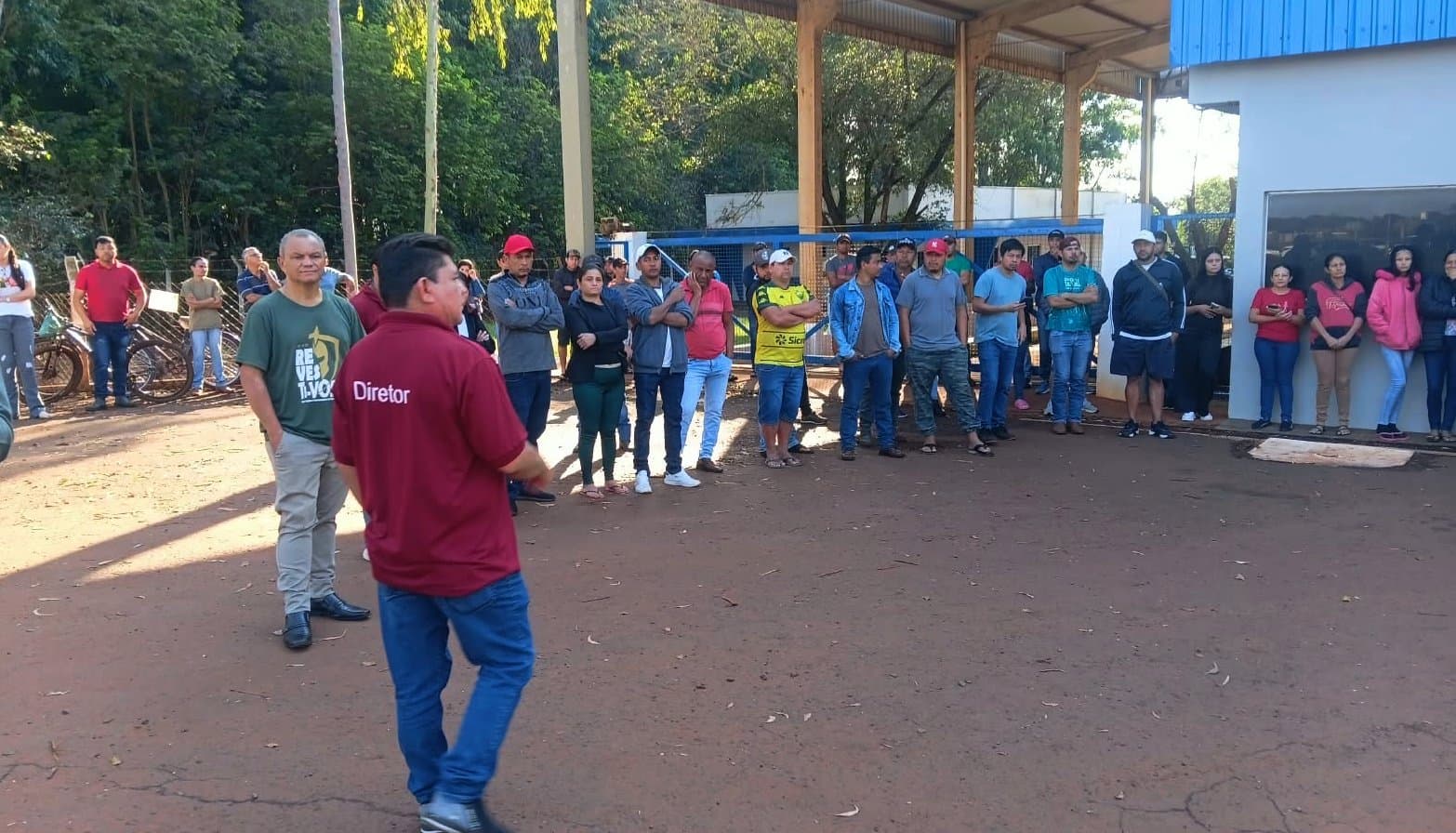 Trabalhadores do frigorífico Balbinos protestam em Sidrolândia por salários e verbas rescisórias atrasadas