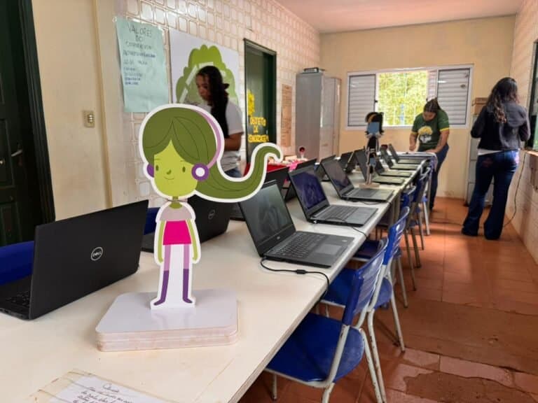 Sicredi doa 16 notebooks e viabiliza novo espaço de tecnologia em escola rural de Sidrolândia