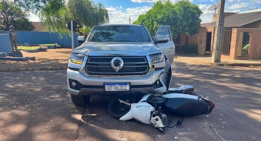 Motociclista fica ferido em acidente envolvendo caminhonete no centro de Maracaju