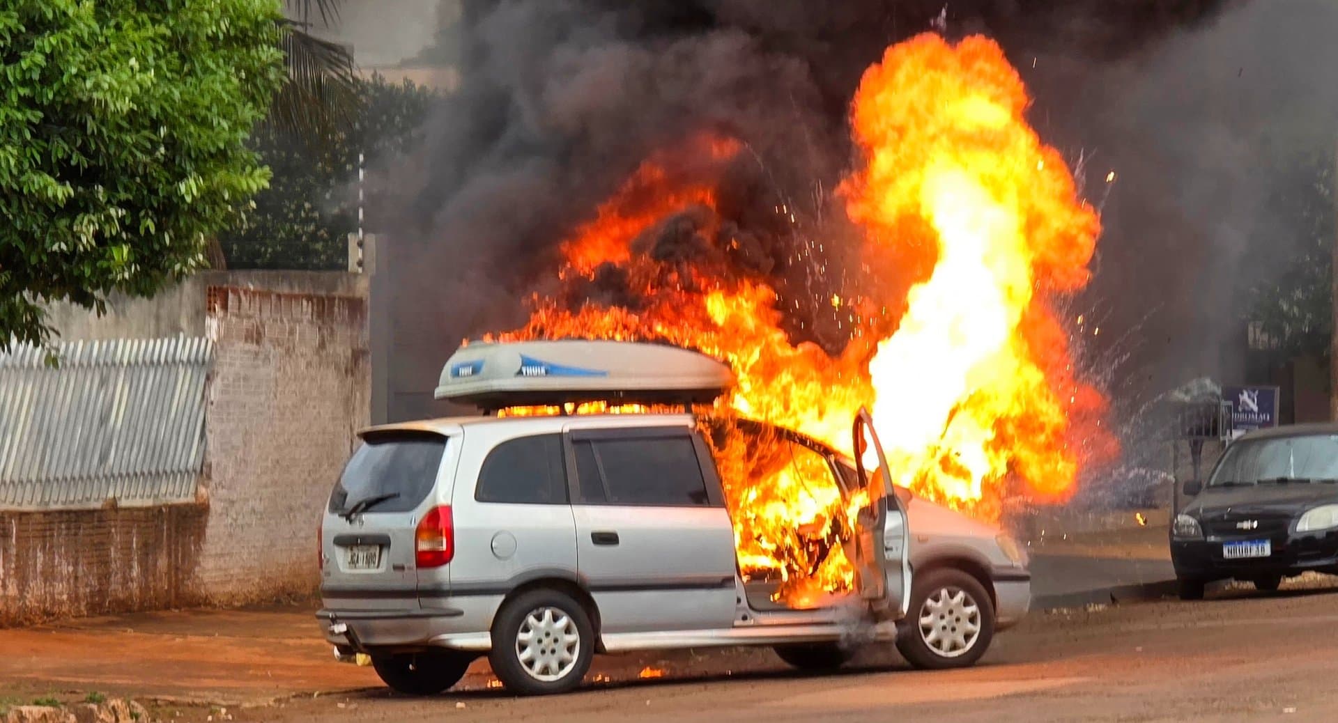 Testemunhas retiraram homem cadeirante de carro antes que veículo fosse tomado pelas chamas