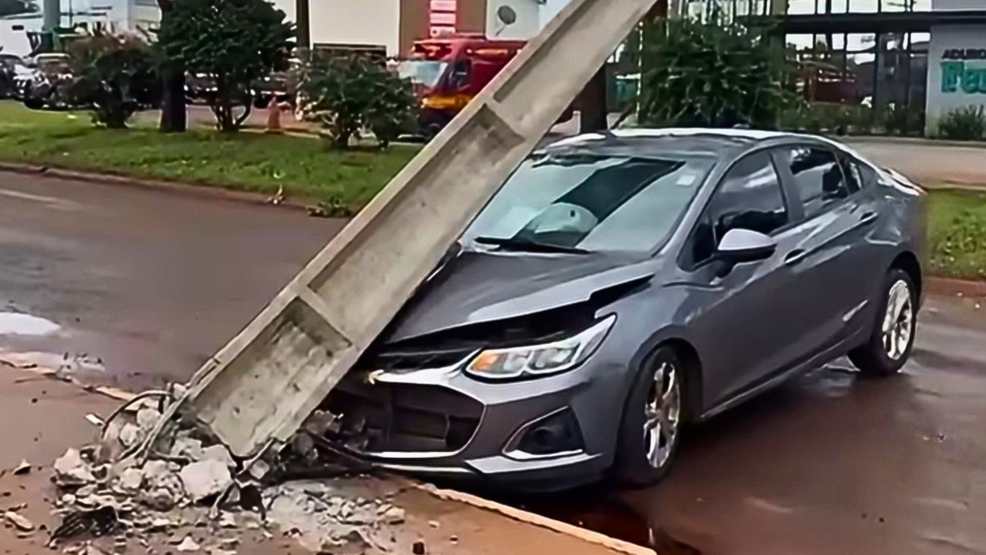 Médica desvia de cachorro, bate em poste e fica com carro destruído em Maracaju