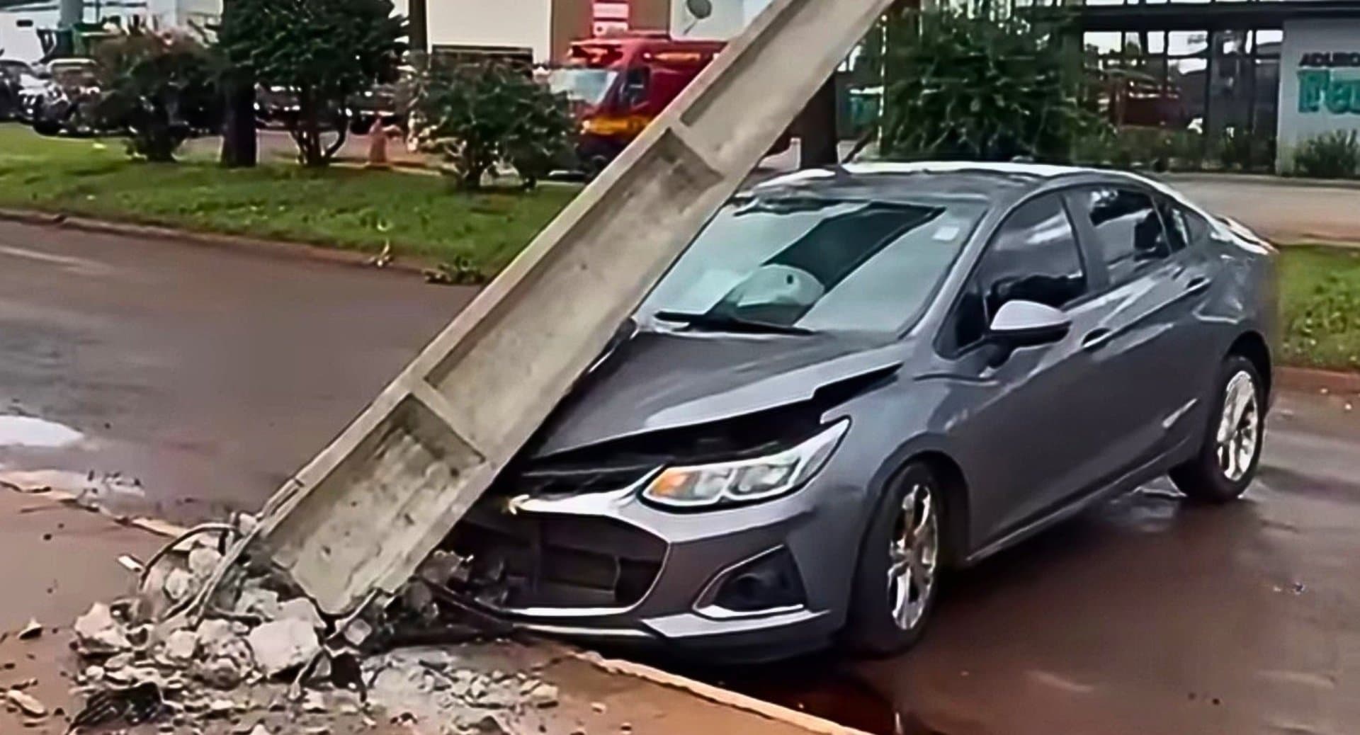 Médica desvia de cachorro, bate em poste e fica com carro destruído em Maracaju