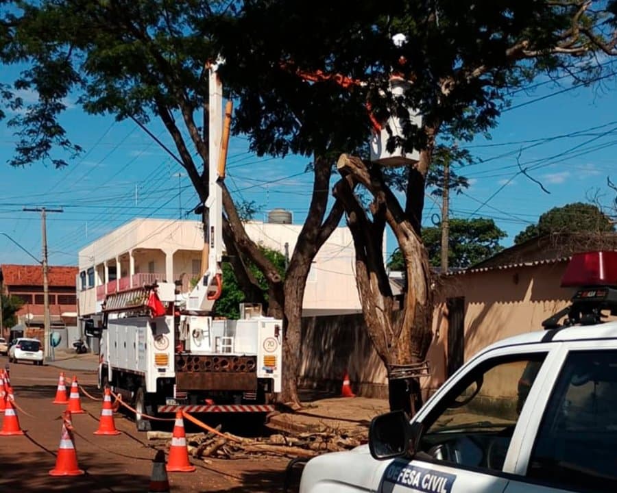 Defesa Civil e Energisa realizam podas preventivas próximas à rede elétrica em Sidrolândia