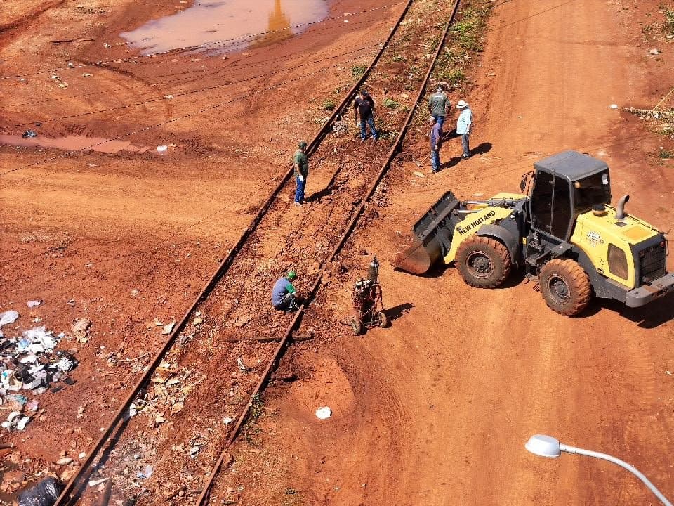 Prefeitura inicia retirada de 2 km de trilhos na área urbana de Sidrolândia