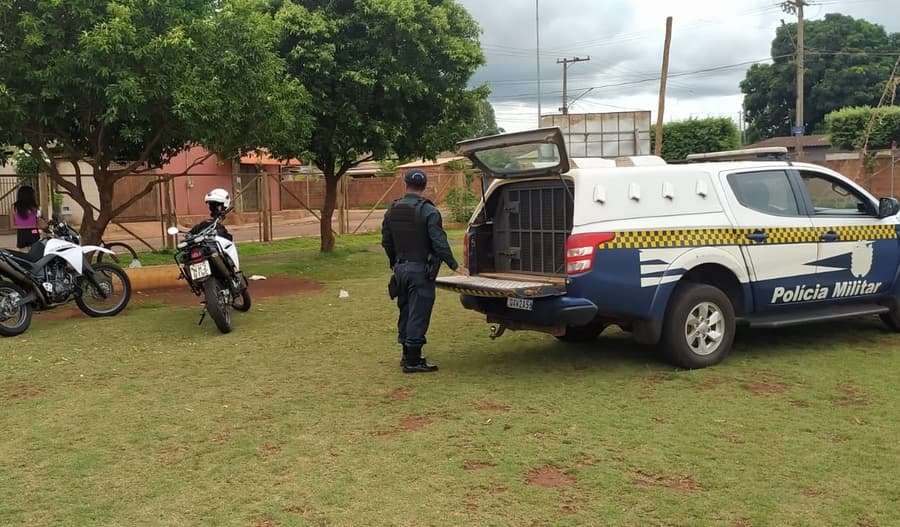 Ao lado de menores de idade, jovem é flagrado com maconha pela Polícia Militar