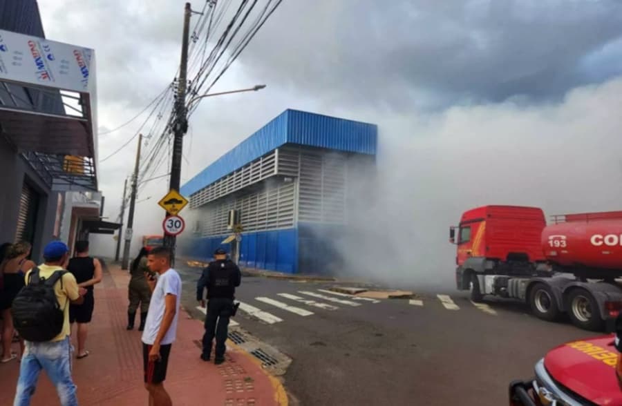 Na Capital, incêndio destrói seis boxes no camelódromo e carregador de celular pode ser a causa