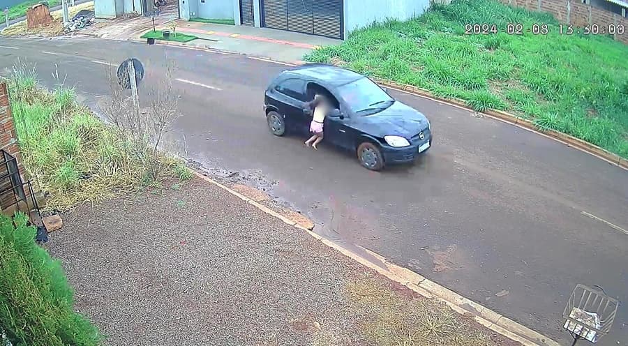 Novas imagens: Polícia tenta identificar motorista de Celta que levou criança pendurada em porta