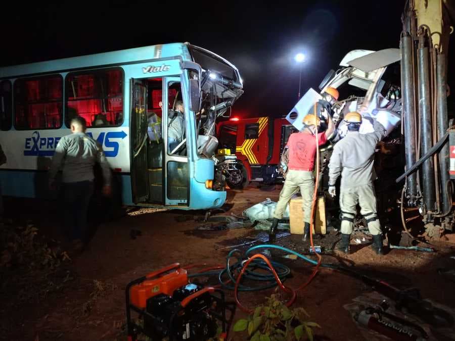 Colisão frontal entre caminhão e ônibus deixa um morto e dois feridos