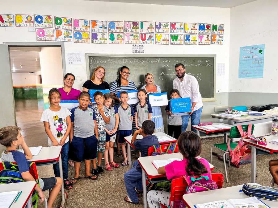 Prefeitura inicia entrega de kits escolares aos alunos da Rede Municipal de Ensino