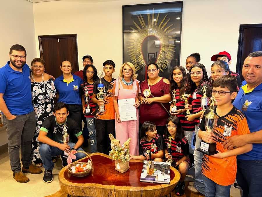 Direção e alunos da Escola João Batista celebram assinatura de ordem de serviço para a quadra de esportes