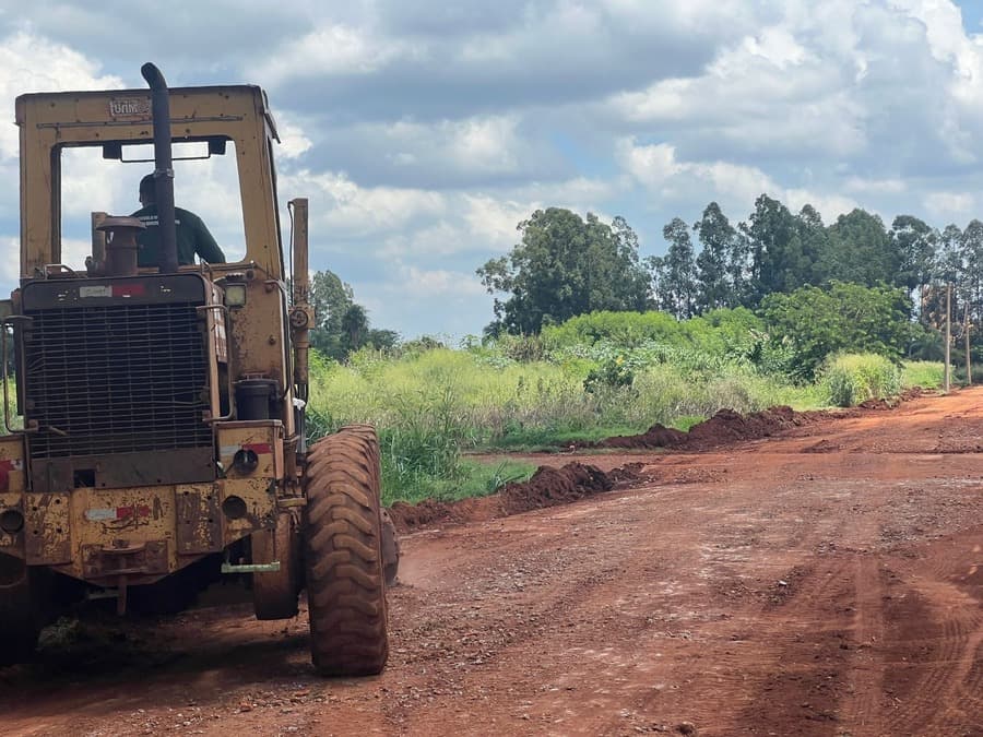 Equipes da Seinfra fazem manutenção em estradas vicinais de quatro assentamentos