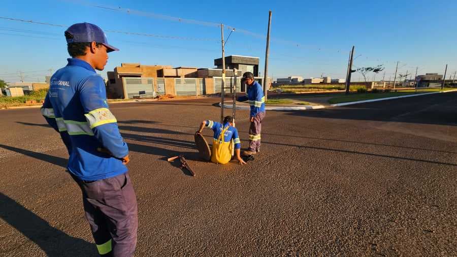 Moradores denunciam cheiro de esgoto e empresa faz levantamento para resolver problema