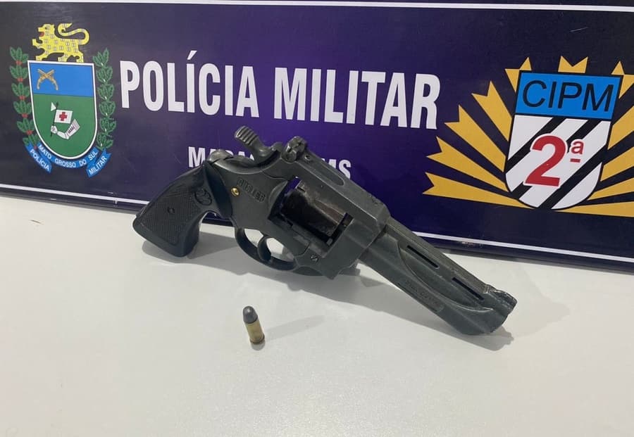 Homem com passagens pela polícia é flagrado com revólver e acaba preso