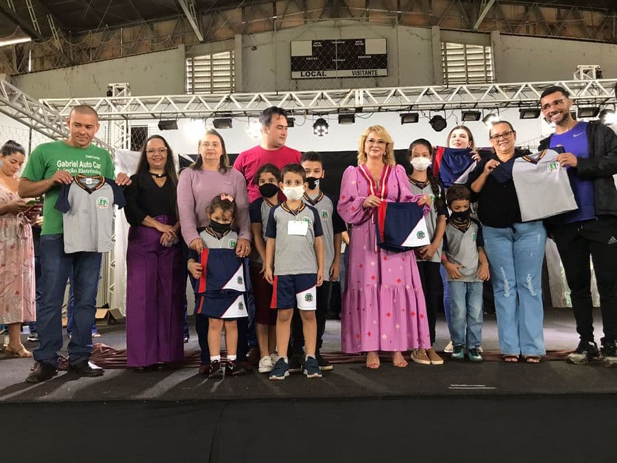 Prefeita apresenta novo uniforme que será distribuído na Rede municipal de Ensino