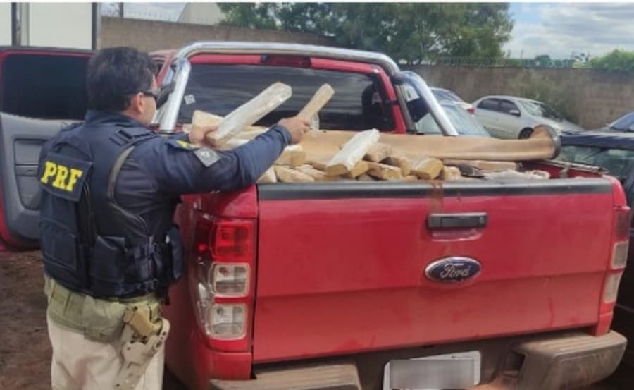 Com caminhonete roubada, homem é preso com 1,1 tonelada de maconha na BR-060