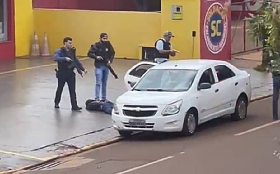 Em Maracaju, Polícia persegue, atira e prende assaltantes armados. Veja