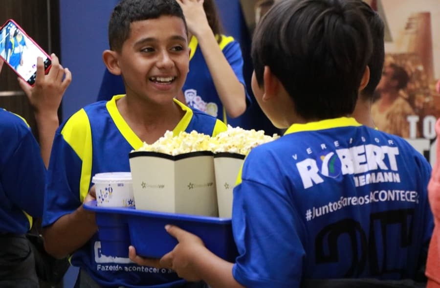 Robert Ziemann leva cinema gratuito para crianças na praça central de Maracaju