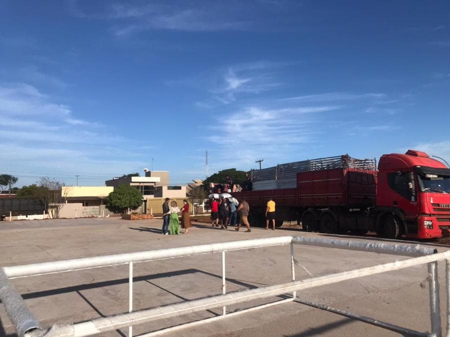 Chegam as estruturas e o campo sintético da arena poliesportiva de Sidrolândia
