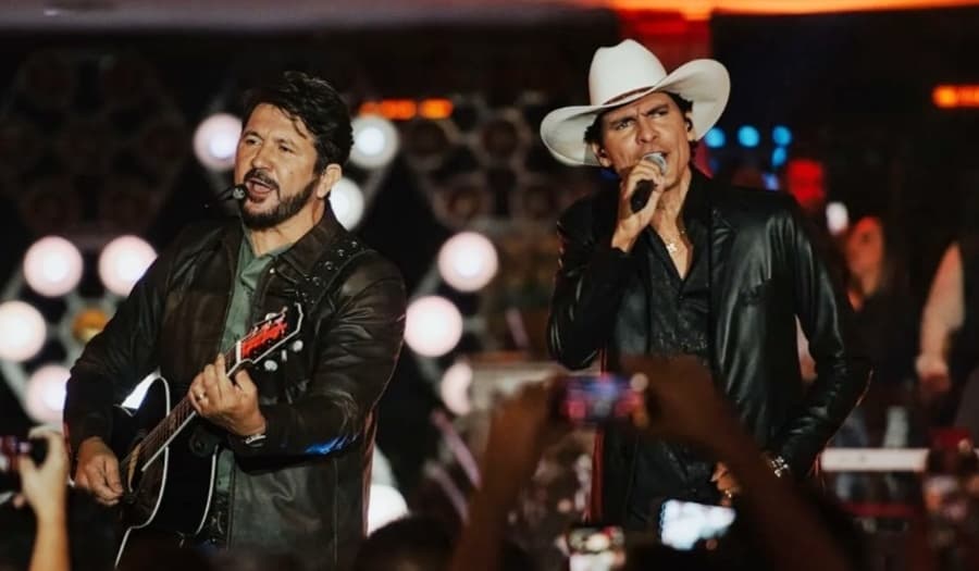 Em via pública, show de Jads e Jadson encerra programação da festa da padroeira