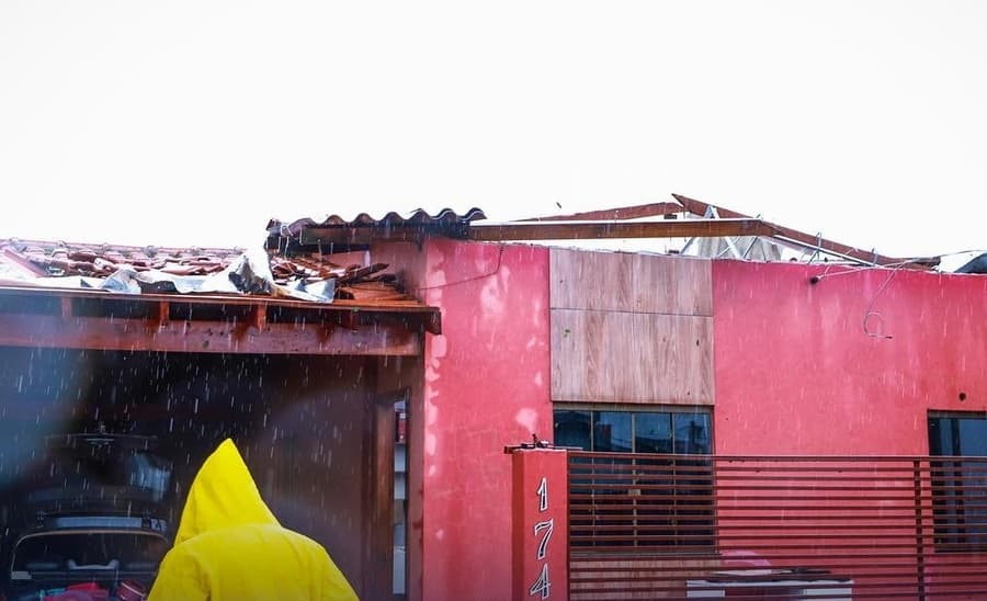 Prefeitura socorre moradores e calcula prejuízos com forte tempestade