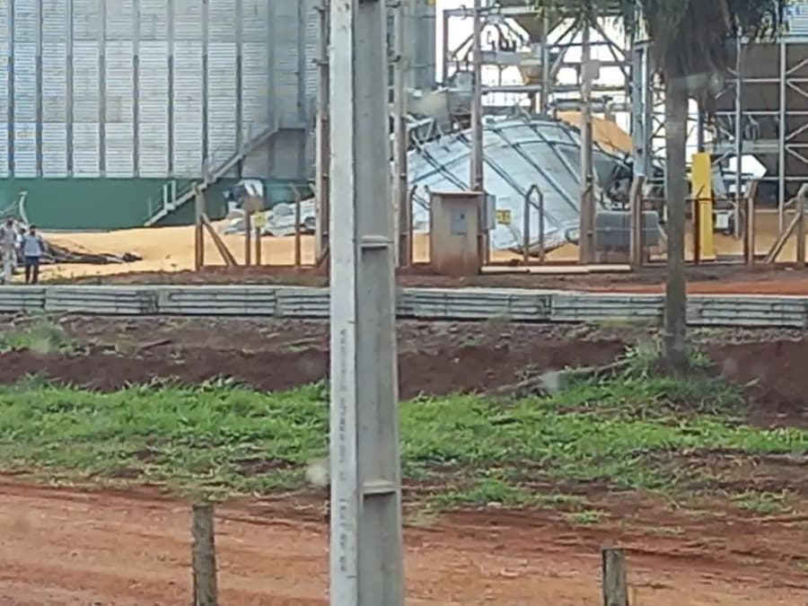 Grãos ficam espalhados após queda de silo em fazenda na MS-164