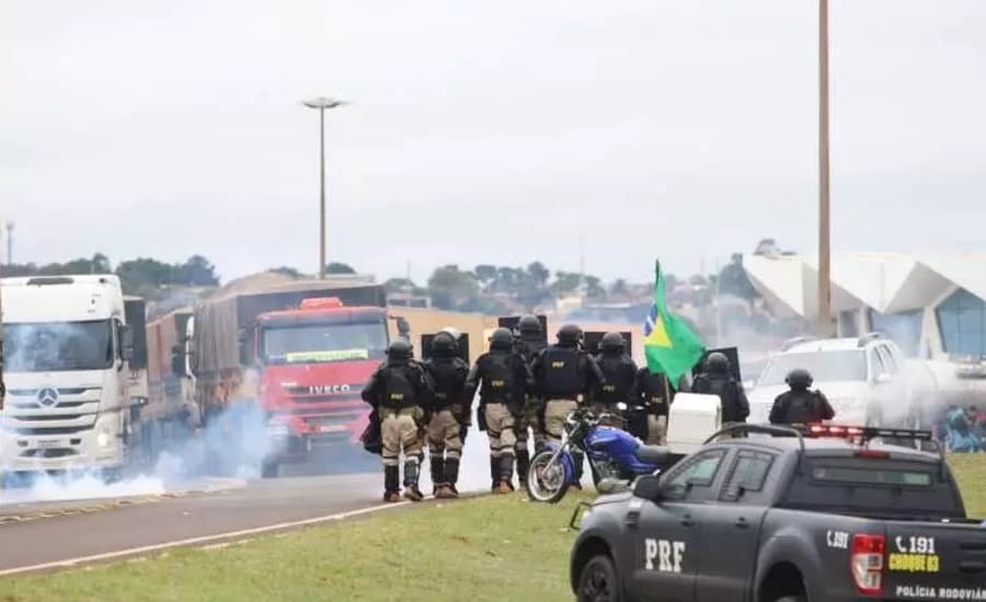 Manifestantes começam a ser expulsos a força pela PRF em bloqueios de MS