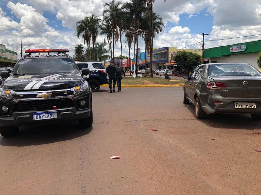 Motorista sem CNH invade preferencial e colide contra viatura no Centro de Sidrolândia