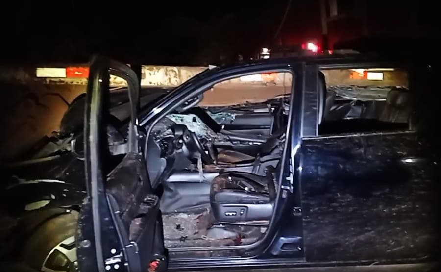 Acidente em que Hilux foi parar embaixo de carreta deixa três em estado grave