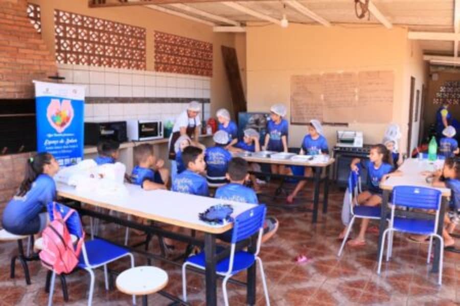 Em Maracaju, alunos do Instituto Pequeno Cidadão participam de aula lúdica
