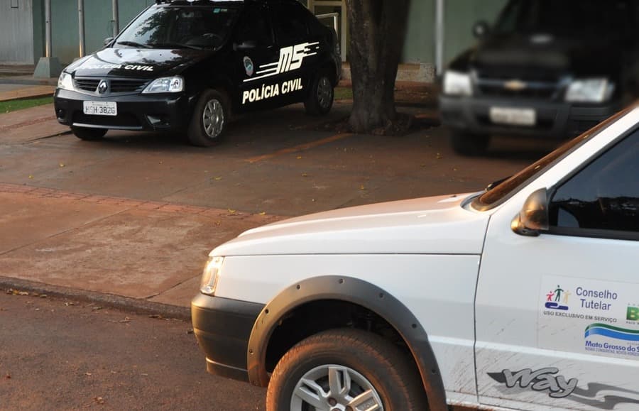 Mãe de menina de 13 anos descobre namoro da filha com traficante e vai até Delegacia