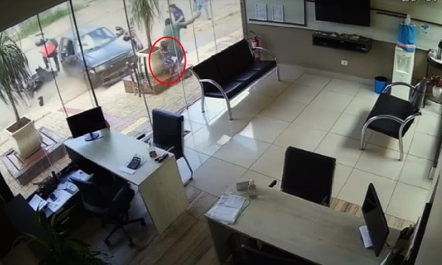 Motorista de carro que bateu em moto e avançou em criança estava embriagado
